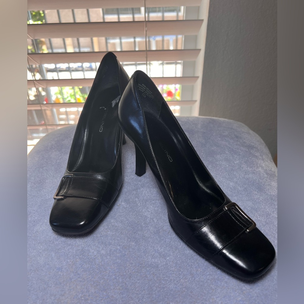 FINAL PRICE Bandolino black “flawless” buckle detail pump heels size 7
